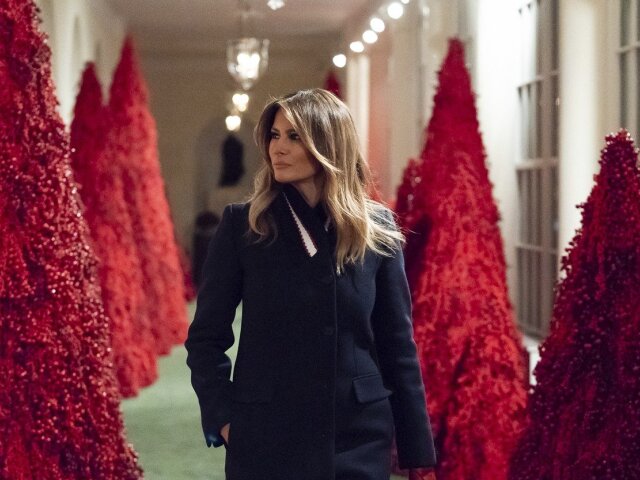 Prvá dáma USA Melania Trump prechádza Východnou kolonádou v Bielom dome. 