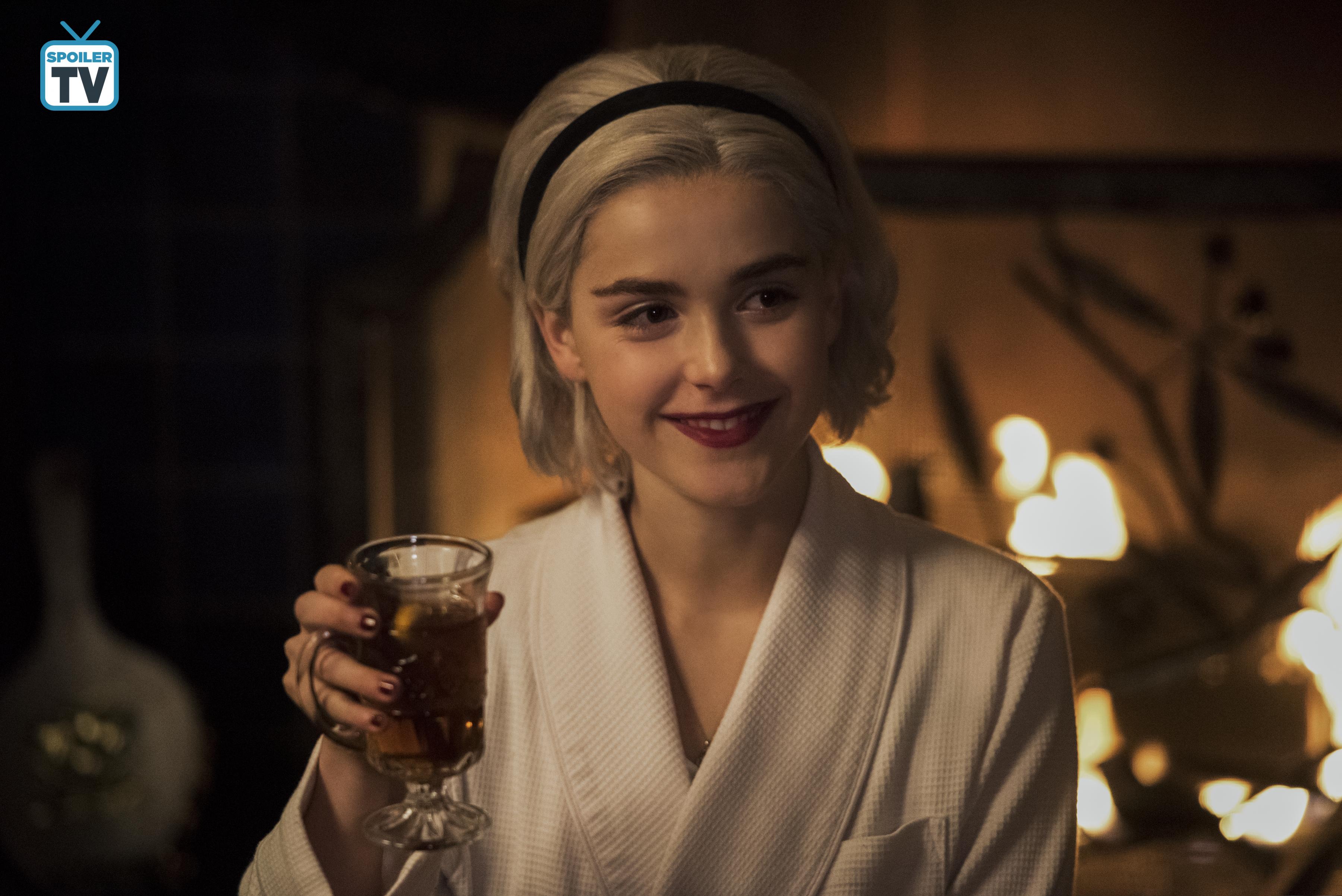 Netflix zveril úlohu Sabriny herečke Kiernan Shipke, tá sa jej zhostila brilantne.
