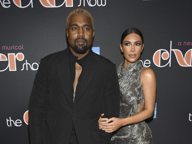 Manželský pár Kanye West a Kim Kardashian pred premiérou muzikálu The Cher Show.