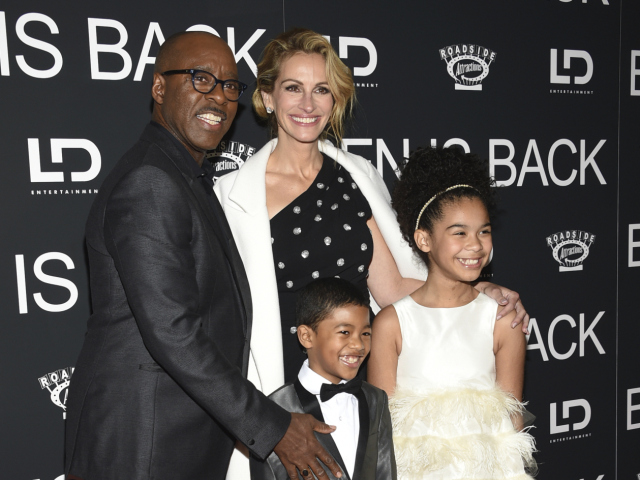 Zľava: Herec Courtney B. Vance a jeho kolegyňa Julia Roberts s detakými hercami Jakari Fraserom a Miou Fowlerovou.