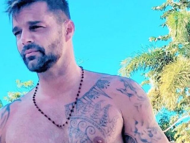 Spevák Ricky Martin počas návštevy Portorika. 