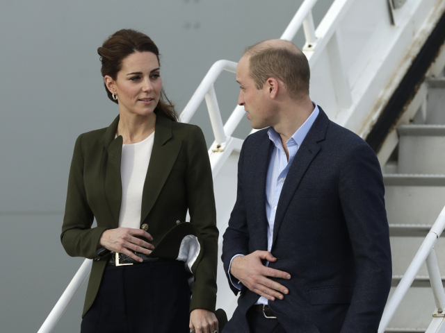 Princ William a jeho manželka Kate, vojvodkyňa z Cambridge po prílete na Cyprus. 