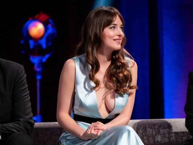 Herečka Dakota Johnson a jej bujné poprsie v šatách Gucci. 