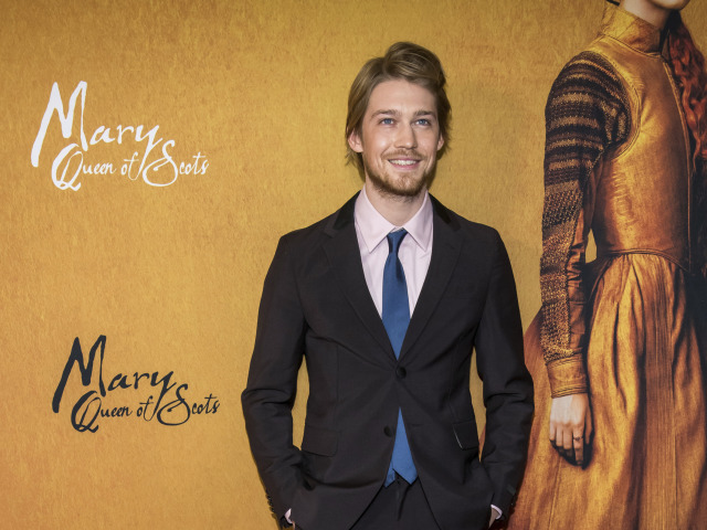 Herec Joe Alwyn na premiére filmu Mária, škótska kráľovná. 