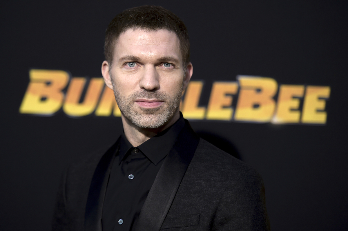 Herec Travis Knight na filmovej premiére novinky Bumblebee.