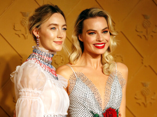 Herečky Margot Robbie (vpravo) a Saoirse Ronan pózovali fotografom aj spoločne. 