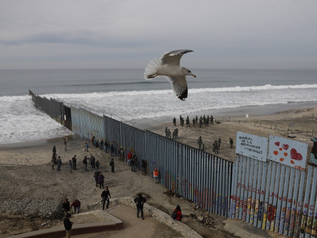 hranica, múr, usa, mexiko, migranti
