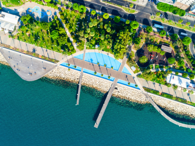 Limassol, Cyprus, promenáda, more