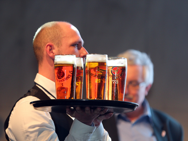 pivo, zlaty bazant 73, čašník, bar