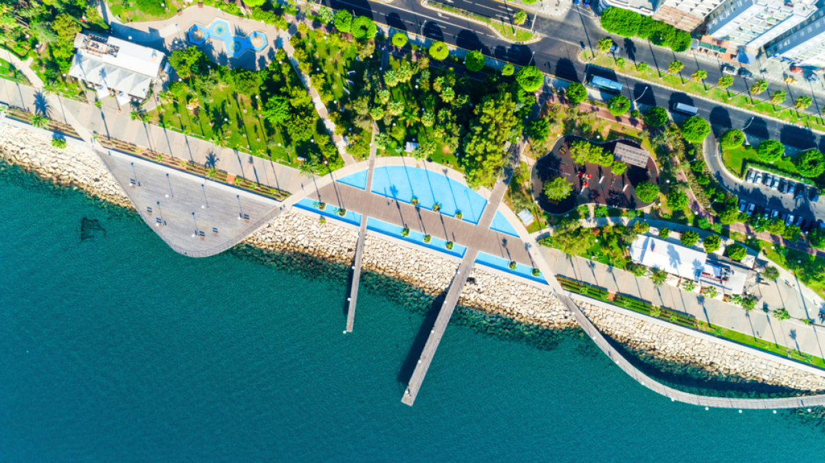 Limassol, Cyprus, promenáda, more