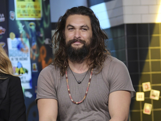 Herec Jason Momoa počas návštevy štúdií AOL Studios.