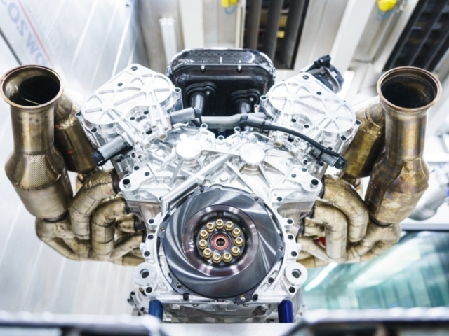 Aston Martin Valkyrie - motor V12 Cosworth