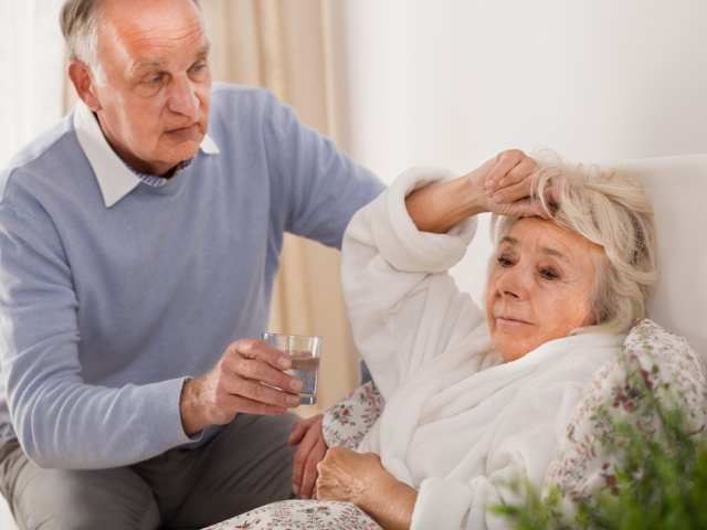 seniori, choroba, hendikep, opatrovateľ