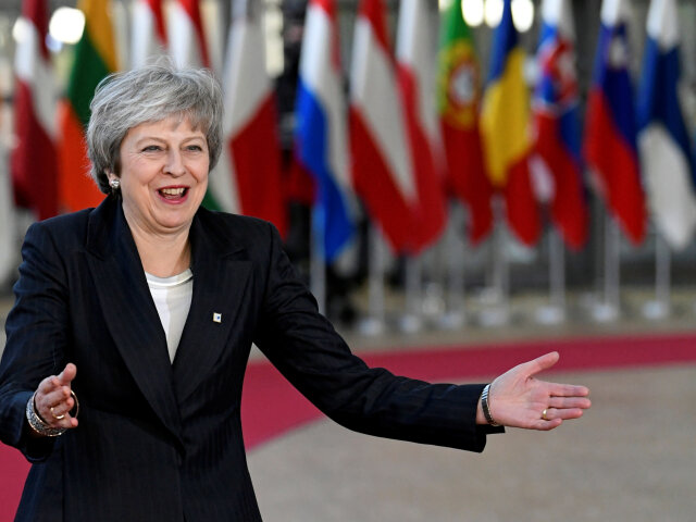 theresa mayová, brexit, vlajky, eu, britania
