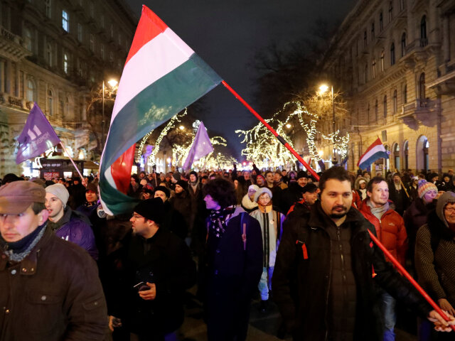 Maďarsko, Budapešť, Kossuthovo námestie, protest, vlajka