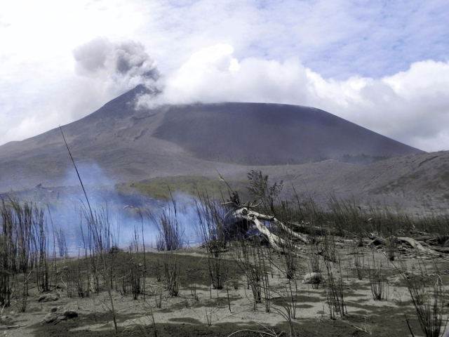 Indonézia, Sulawesi, sopka Soputan, dym