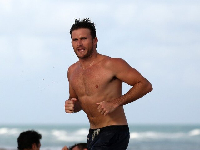 Herec Scott Eastwood na pláži v Miami predvádzal ukážkové svaly. 