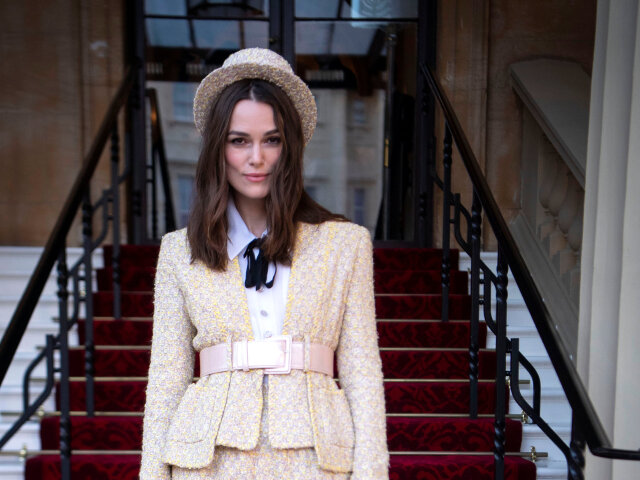 BRITAIN-ROYALSHerečka Keira Knightley v sukňovom kostýme Chanel Haute Couture.