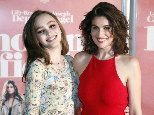 Herečka Laetitia Casta (vpravo) a Lilly Rose Depp pózujú  počas premiéry filmu The Faithful Man (L'homme Fidele)v Paríži.