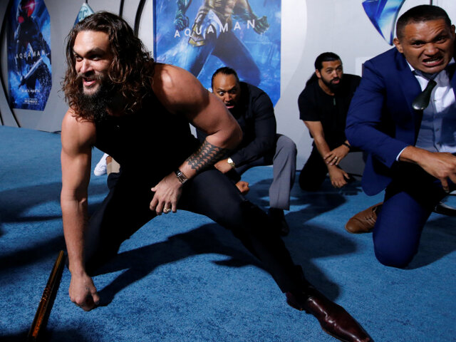 Herec Jason Momoa na premiére filmu Aquaman v Los Angeles.