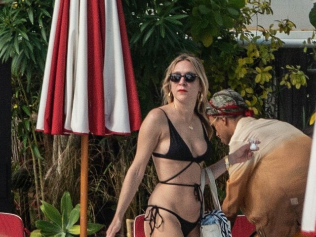Americká herečka Chloe Sevigny na pláži v Miami. 