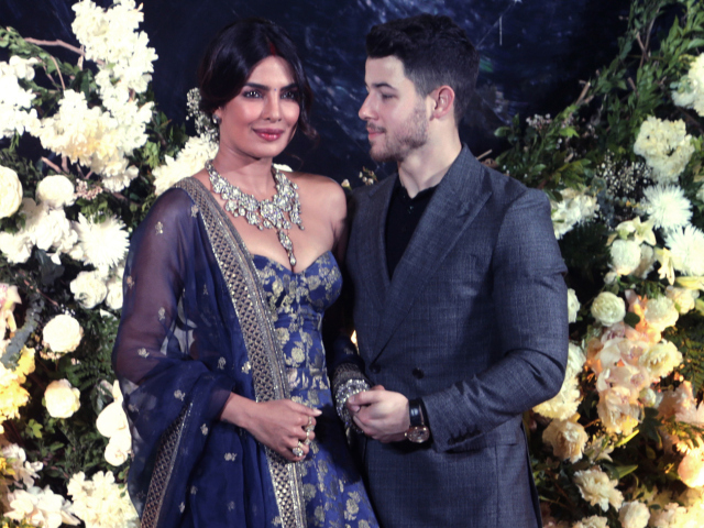 Priyanka Chopra a hudobník Nick Jonas počas ich druhej svadobnej recepcie v Bombaji 19. decembra 2018.