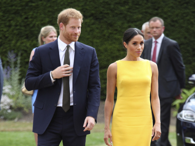 Britian Britský princ Harry a jeho polovička - vojvodkyňa Meghan v žltých šatách