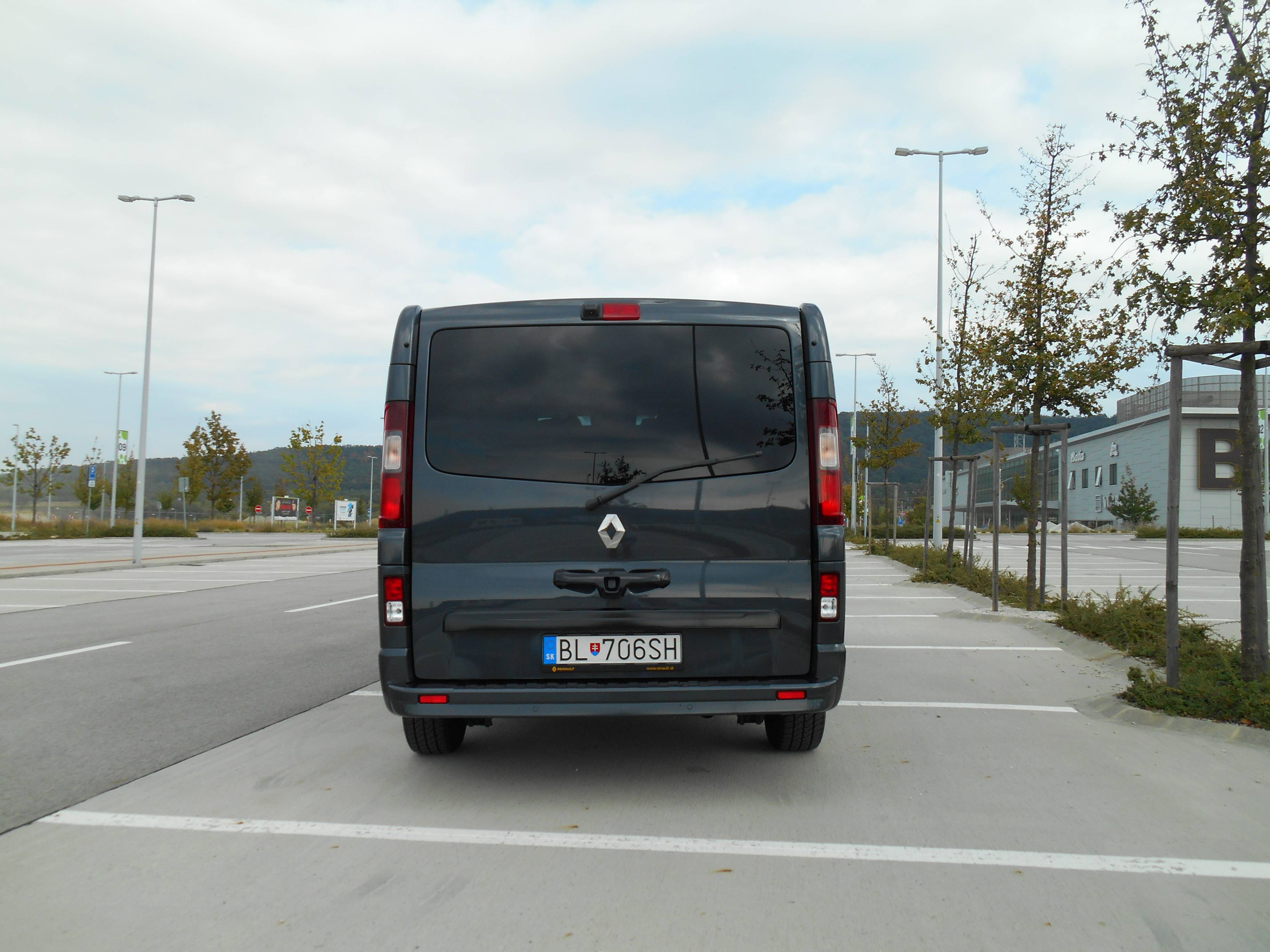 Vzadu nájdeme lakovanú rukoväť dverí batožinového priestoru, ktoré sa otvárajú dohora.