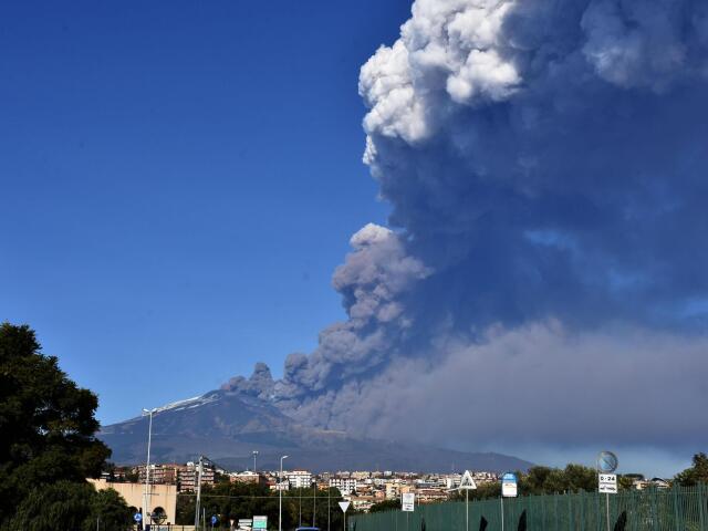 Taliansko Sicília Etna sopka puklina láva popol
