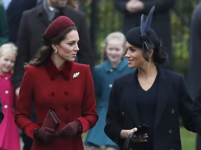 Vojvodkyňa Kate z Cambridge (vľavo) a jej švagriná vojvodkyňa Meghan zo Sussexu prichádzajú na vianočnú bohoslužbu v Sandrighame.