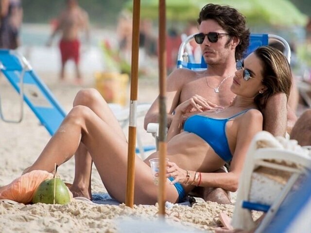 Modelka Alessandra Ambrosio a jej nový priateľ Nicolo Oddi si užívala chvíle voľna na pláži v Brazílii. 