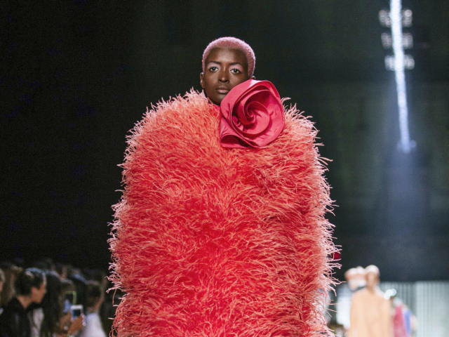 Dizajnér Marc Jacobs použil koralový odtieň vo svojej kolekcii na jar 2019.