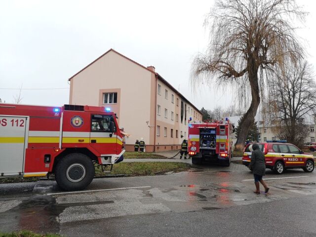 Hasiči zasahujú pri požiari bytu v Dubnici nad Váhom.
