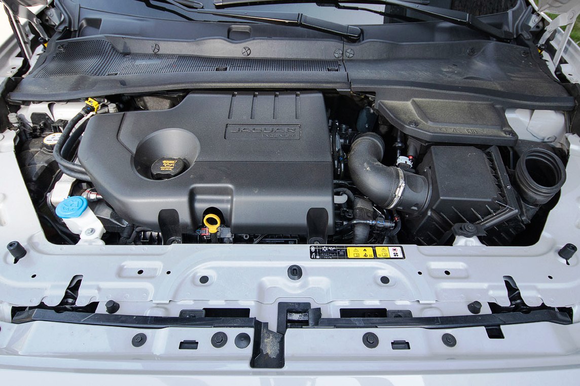 Naprieč uložený dvojlitrový  4-valec Ingenium D180 ponúka 132 kW a 430 Nm krútiaceho momentu. Na pomerne ťažký F-Pace je tak akurát. Stovku s ním zvláda pod desať sekúnd.