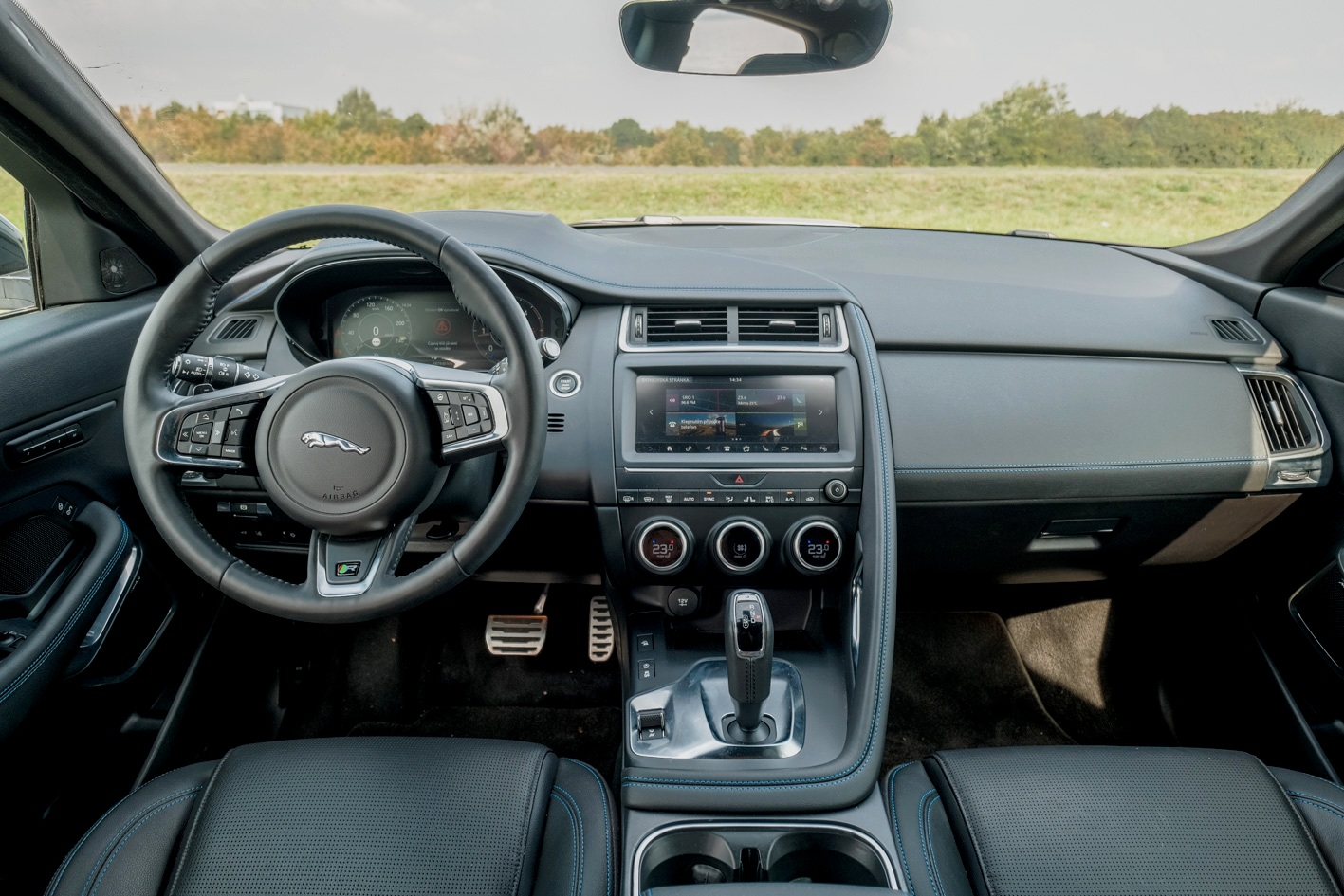 Kabína opäť akcentuje príbuznosť s kupé F-Type. Napríklad rukoväťou na stredovej konzole, voličom prevodovky či volantom.