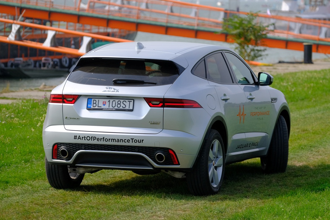 Zozadu je jasné, že E-Pace nie je žiaden drobček. Jeho tvary sú svalnaté a na výšku a šírku meria približne rovnako ako väčší F-Pace. Z dôvodu menšieho nasadenia hliníka je dokonca o čosi ťažší.