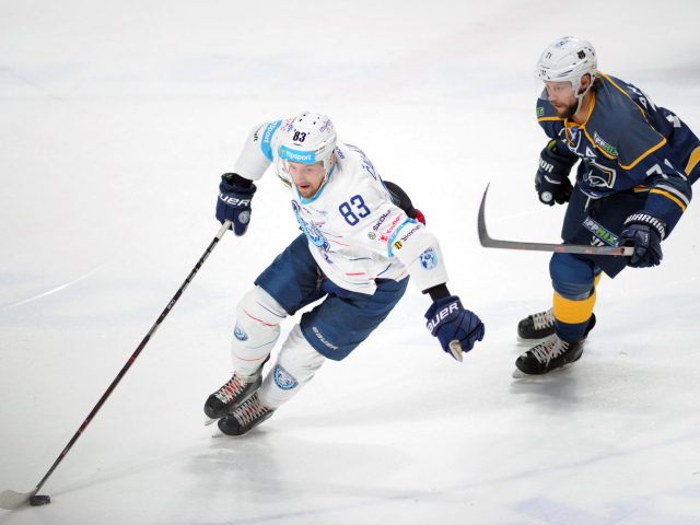 Erik Čaládi z HK Nitra a Chris Langkow z MAC Budapešť v akcii.