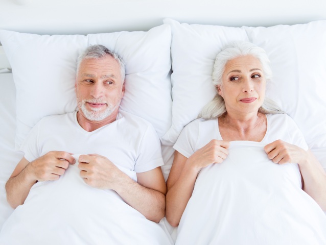 dvojica v posteli-shutterstock 1177530097