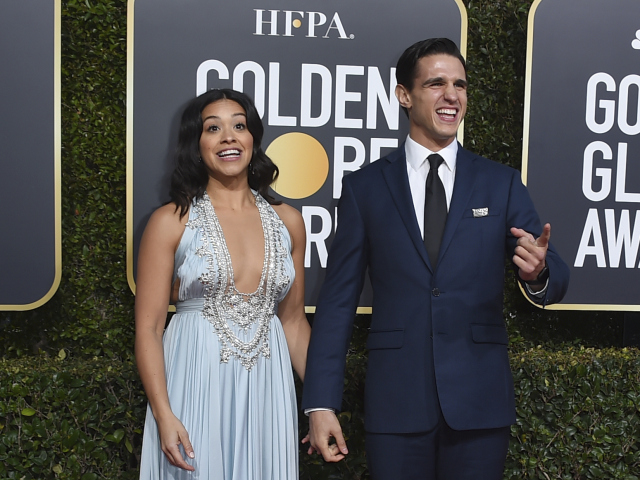 Gina Rodriguez a jej snúbenec Joe LoCicero. Herečka Gina Rodriguez v šatách Reem Acra.