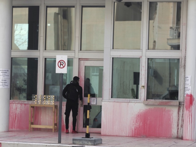 Grécko, Atény, ambasáda USA, vandali, pomaľovanie, farba