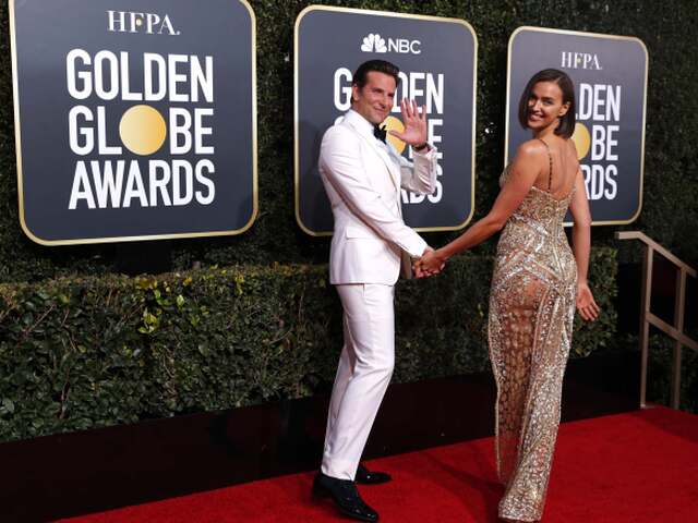 Hviezdny pár Irina Shayk a Bradley Cooper. Shayk sa predviedla v superzvodnej kreácii Atelier Versace.