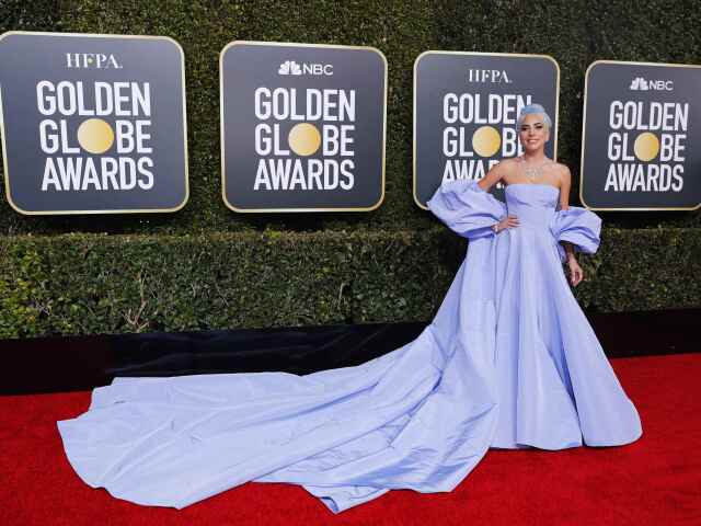 Nominovaná speváčka a herečka Lady Gaga stavila na značku Valentino. 