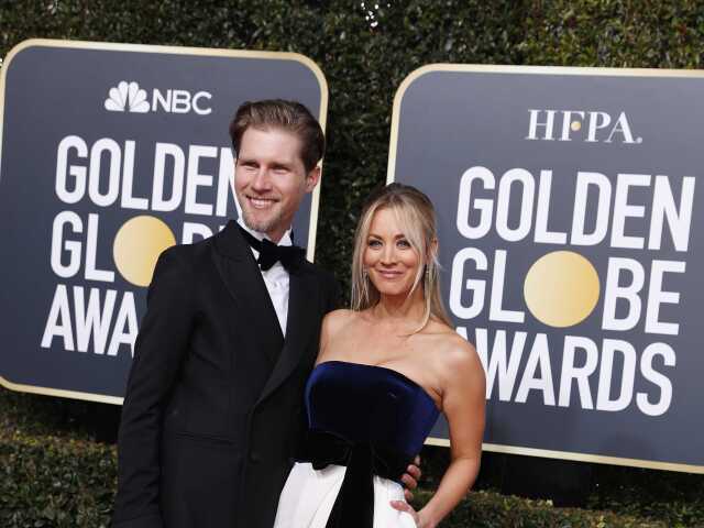 Snúbenci Karl Cook a Kaley Cuoco. Herečka Kaley Cuoco v šatách od Monique Lhuillier.