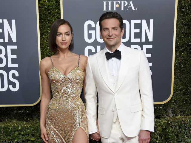 Zamilovaní partneri na červenom koberci. Bradley Cooper v kreácii Gucci, jeho partnerka Irina Shayk v róbe Atelier Versace. 