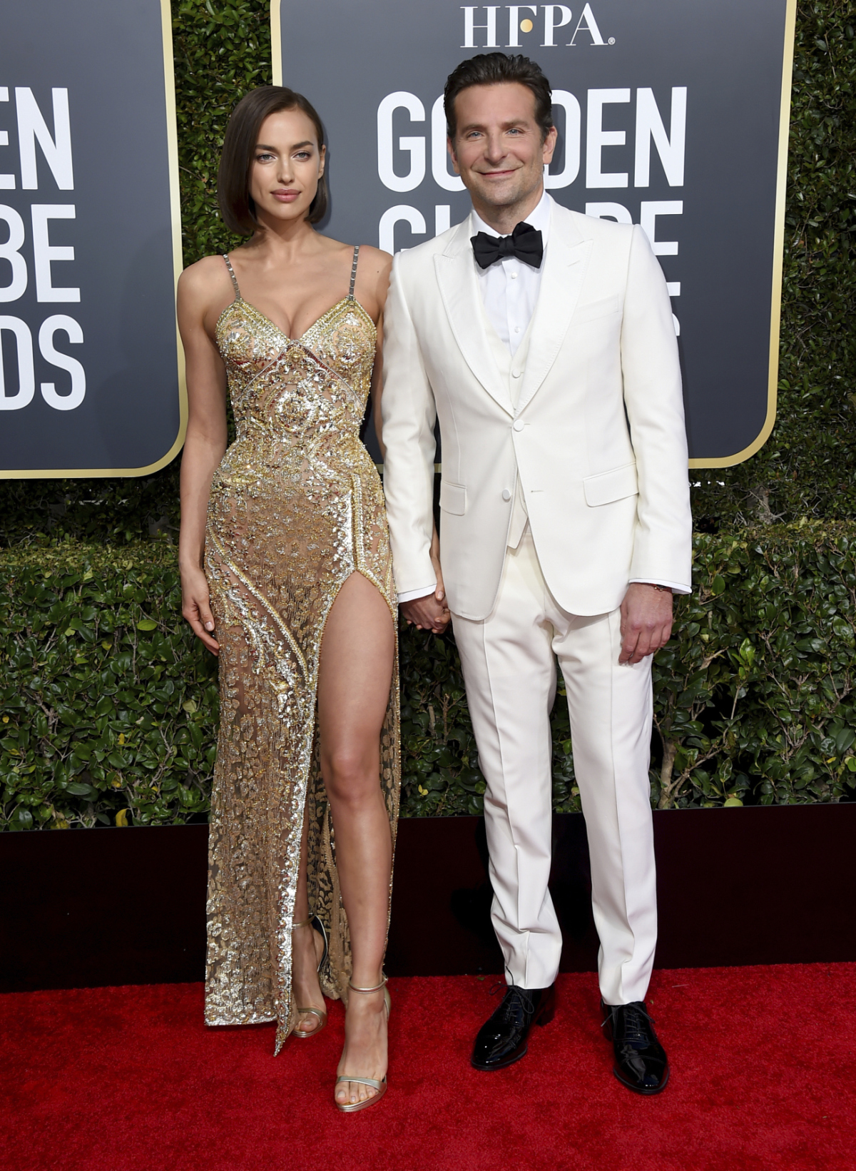 Zamilovaní partneri na červenom koberci. Bradley Cooper v kreácii Gucci, jeho partnerka Irina Shayk v róbe Atelier Versace. 