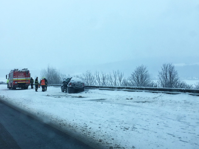 Ladce, dopravná nehoda, sneh, auto, hasiči