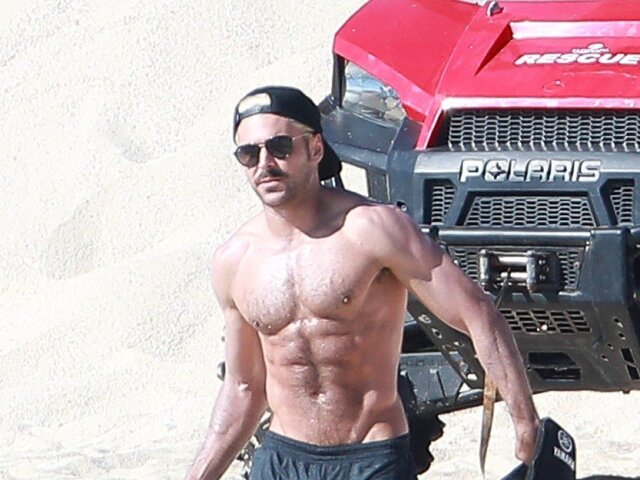 Herec Zac Efron na dovolenke v Mexiku predvádzal svoje ukážkové telo.