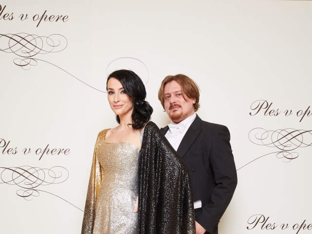Podnikateľka Lucia Hablovičová a dizajnér Boris Hanečka, ktorý jej aj tento rok vytvoril plesový model. 