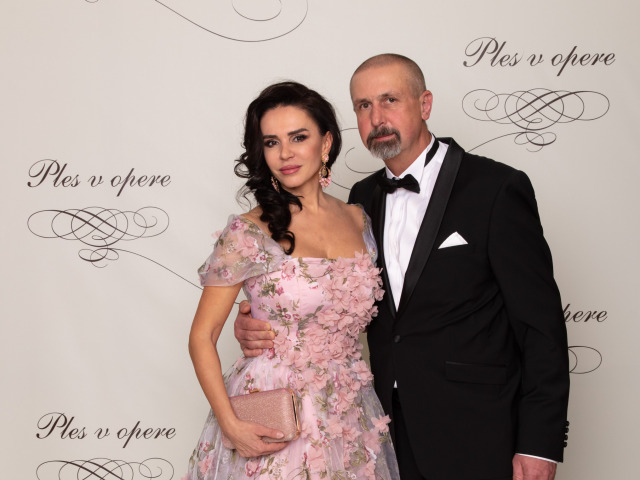 Tréner hokejovej reprezentácie Zdeno Cíger a jeho partnerka Xénia Mikulová.