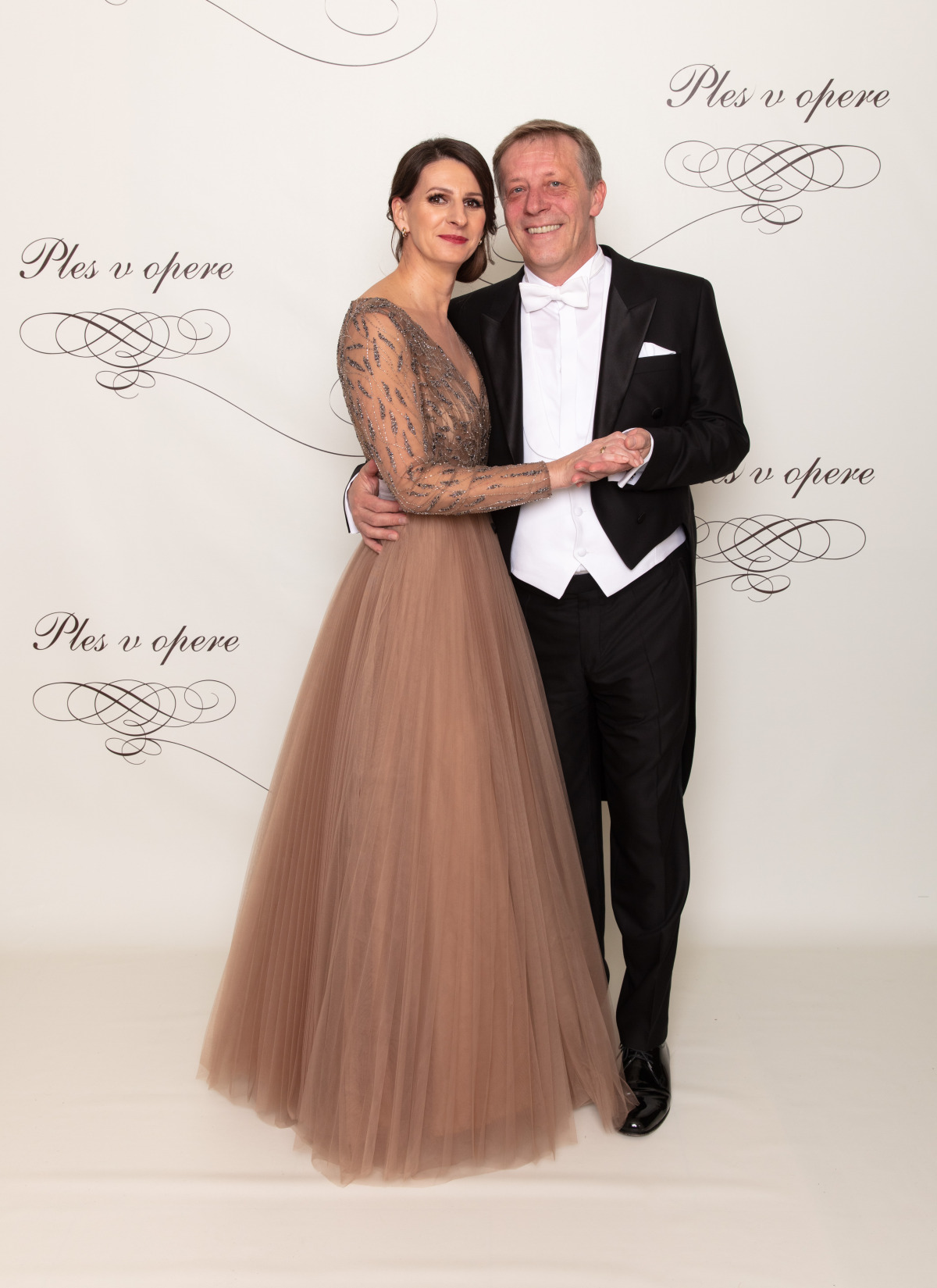 Hostiteľ Plesu v opere Pavol Lančarič a jeho manželka Silvia Lančaričová (v šatách od Fera Mikloška).